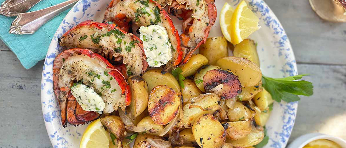 Tereyağ Sos ile Izgara Edilmiş Istakoz ve Fırın Baby Patates ve Salata Tereyağ Sos ile Izgara Edilmiş Istakoz ve Fırın Baby Patates ve Salata